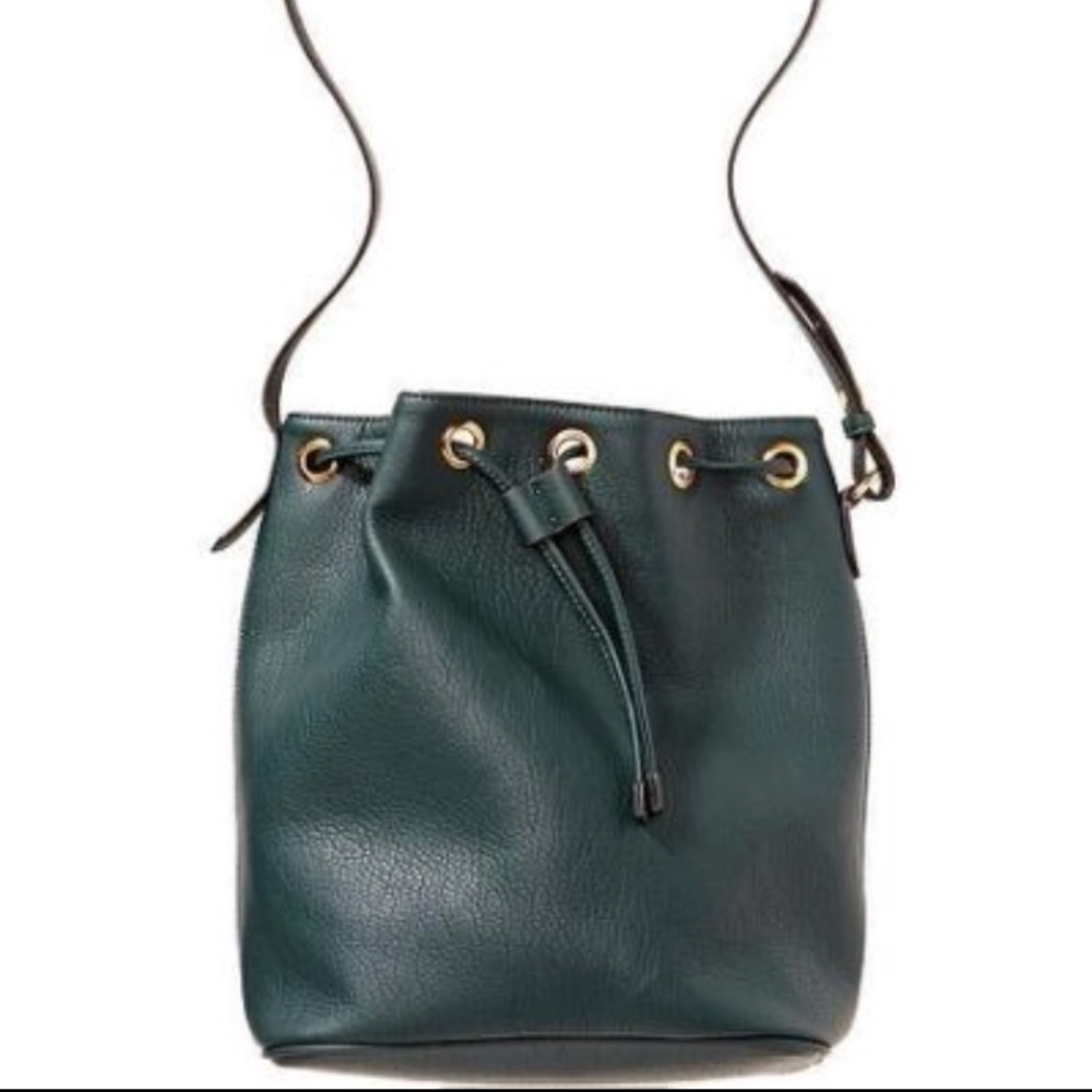 Trend Alert! Bucket bag in Hunter green.